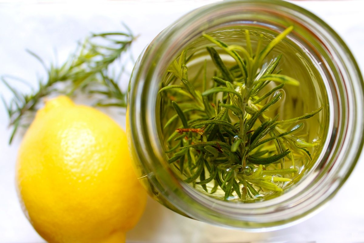 Kuhajte korice limuna, lovorovog lista i ružmarina: zašto ih preporučuju i za što se koriste